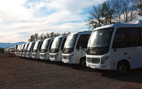 北汽福田向中东大客户交付100台定制校车，助力教育通勤本土化战略