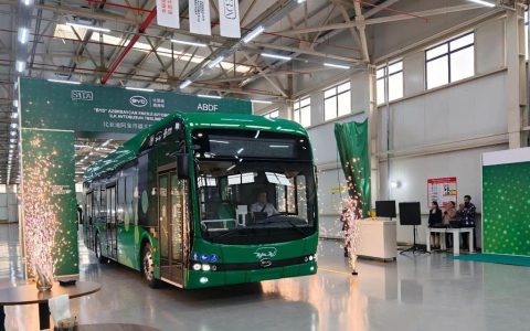 国际认可签新单！比亚迪电动大巴又批量交付阿塞拜疆