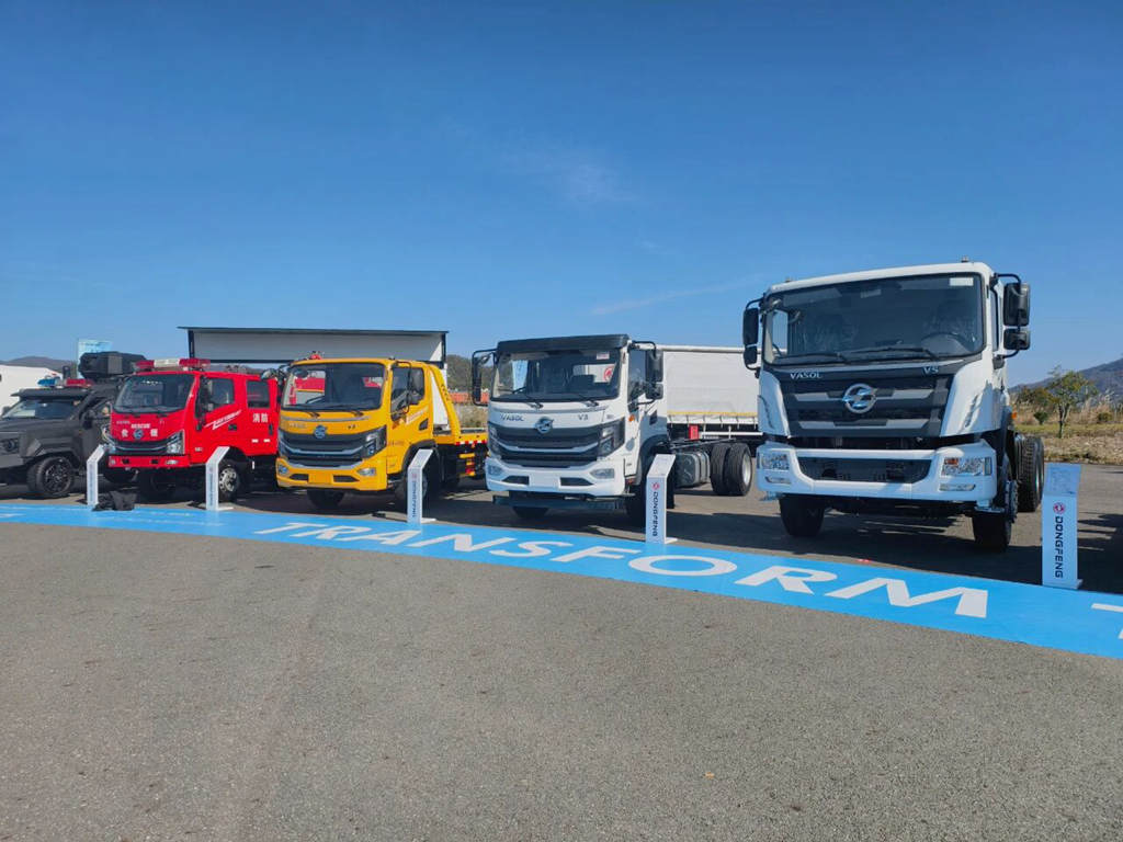 东风华神9台明星车型亮相2026东风进出口商用车海外合作伙伴大会，共建互利共赢全球商用车生态！