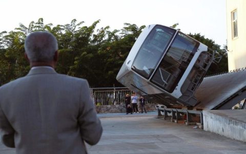 国际专家盛赞金旅客车侧翻试验：“中国制造的安全标准令人惊叹！”