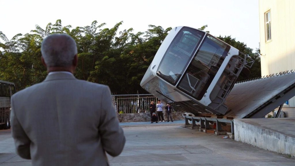 国际专家盛赞金旅客车侧翻试验：“中国制造的安全标准令人惊叹！”