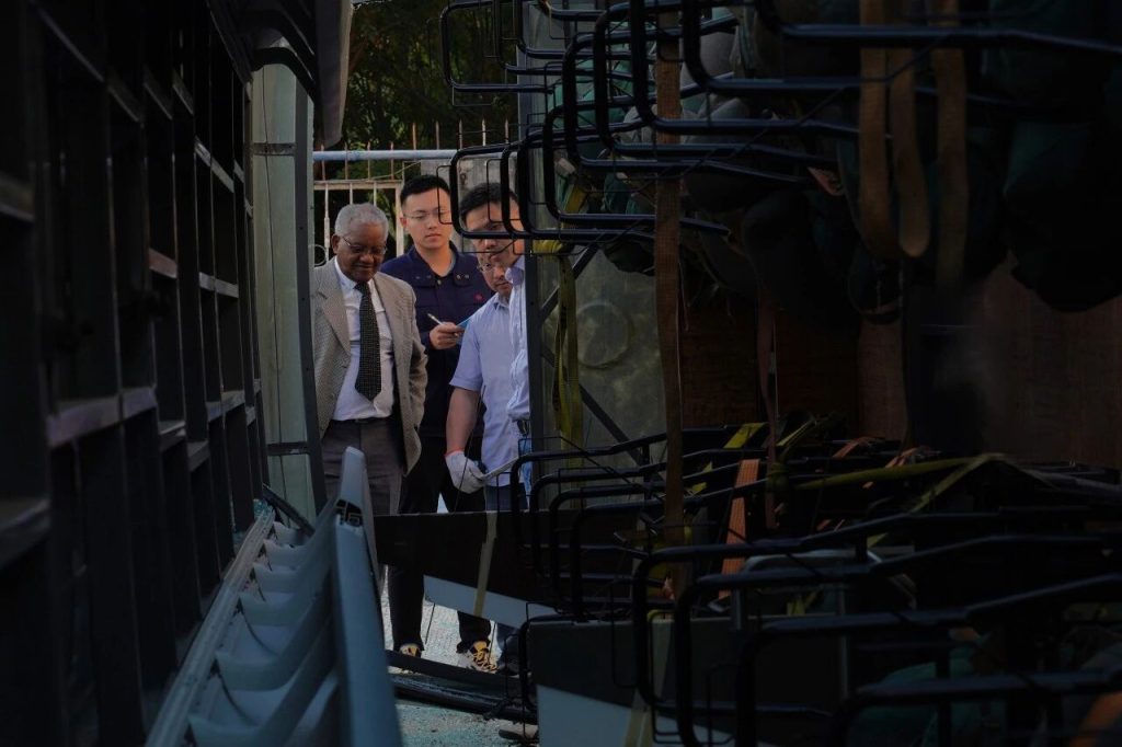 国际专家盛赞金旅客车侧翻试验：“中国制造的安全标准令人惊叹！”