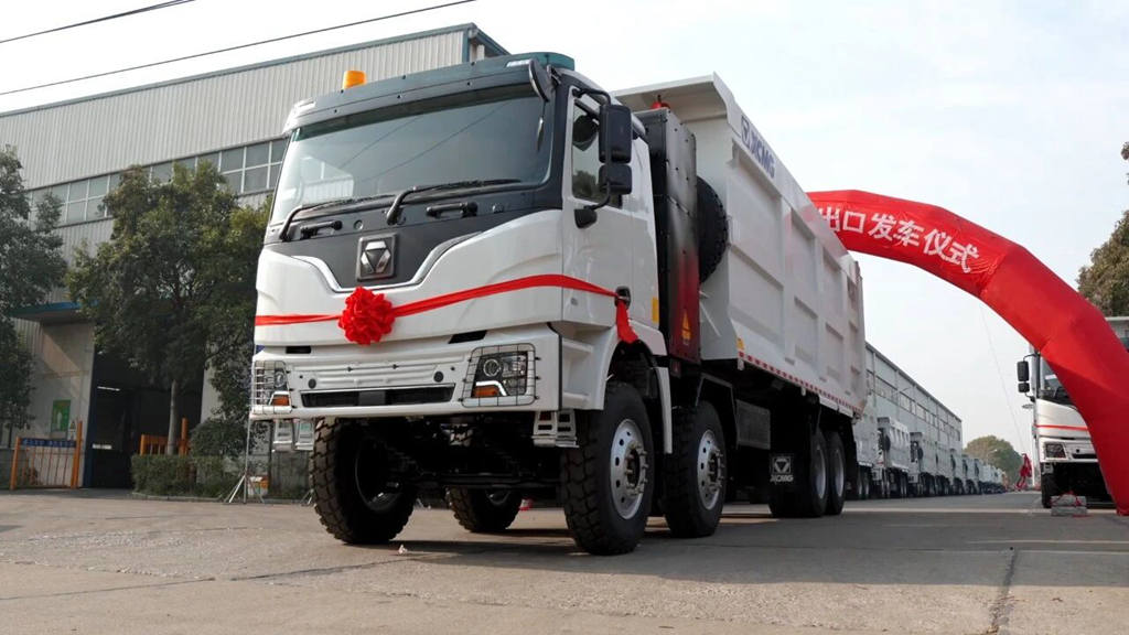 百台徐工纯电动自卸车破浪出海！