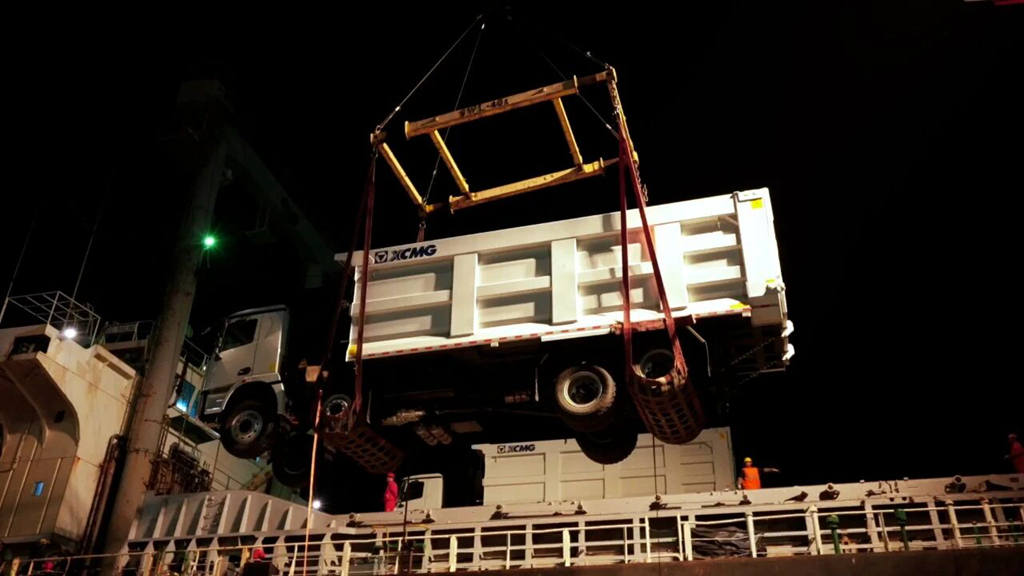 百台徐工纯电动自卸车破浪出海！