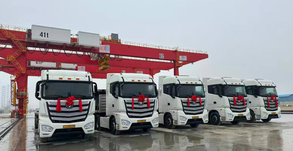 批量AUMAN R牵引车开赴中亚港口，助力港口集装箱高效转运