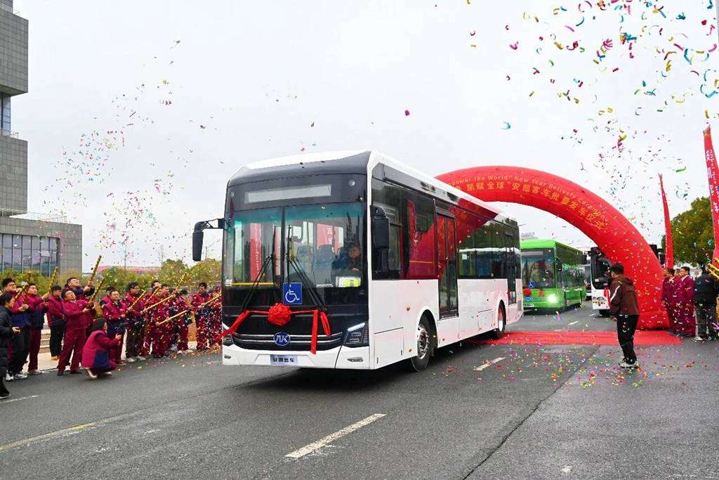 六十载深耕致远，安凯客车驭风出海，驰骋全球！
