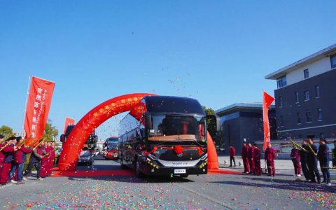 六十载深耕致远，安凯客车驭风出海，驰骋全球！