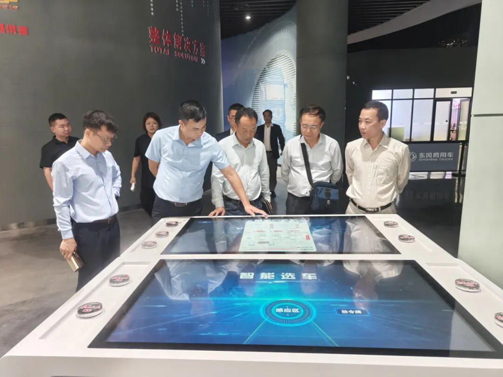 越南合作伙伴代表团到访东风参观交流