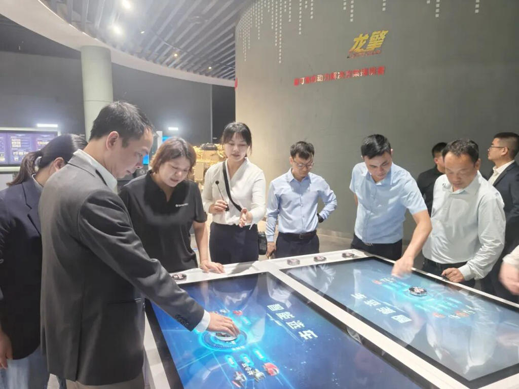 越南合作伙伴代表团到访东风参观交流