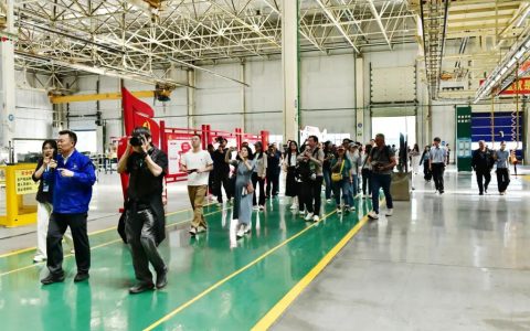 “外媒看中国”走进北奔重汽︱全景展现内蒙古高端装备绿色高质量发展成效