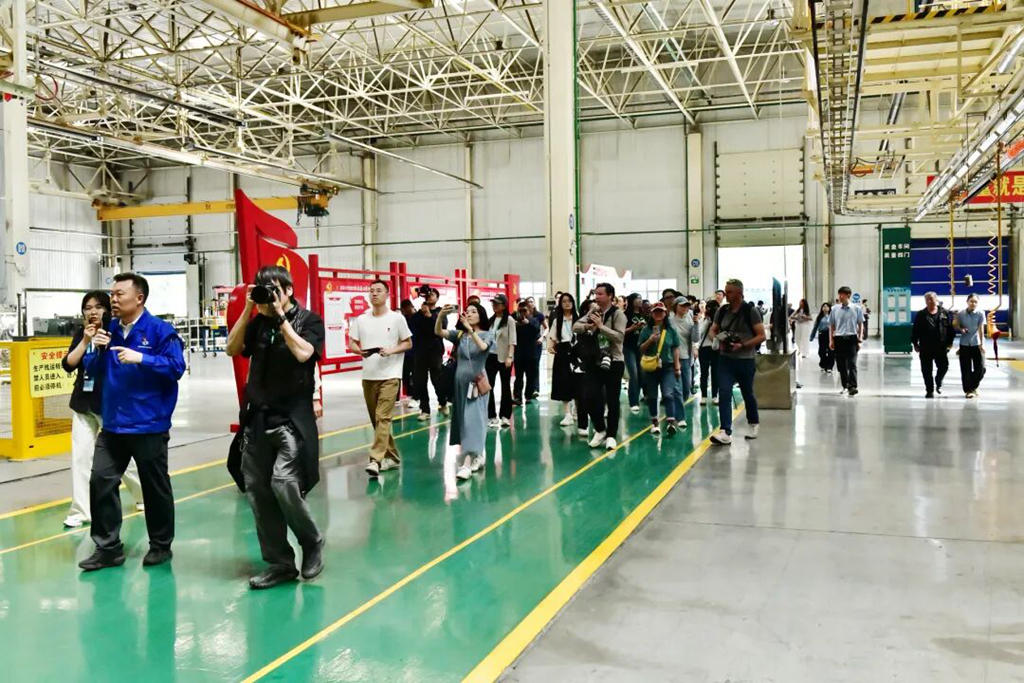“外媒看中国”走进北奔重汽︱全景展现内蒙古高端装备绿色高质量发展成效