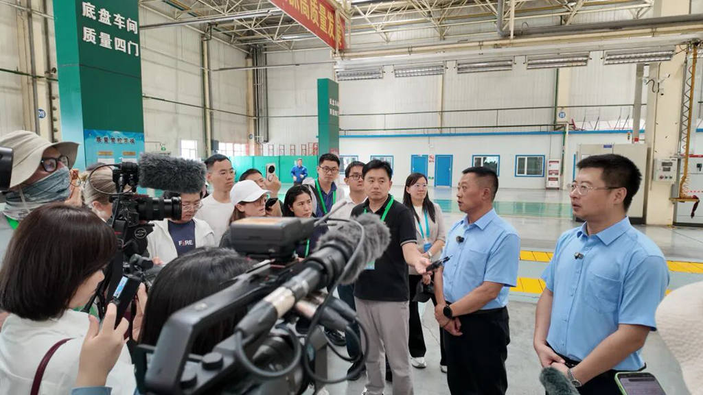 “外媒看中国”走进北奔重汽︱全景展现内蒙古高端装备绿色高质量发展成效