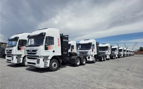 中国制造出海新突破，千台上汽红岩新能源重卡出口泰国
