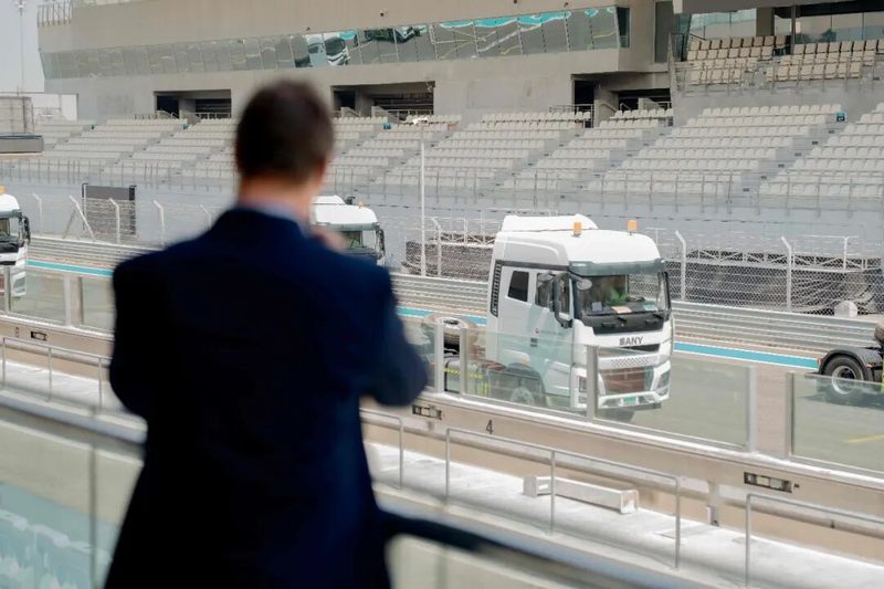 F1赛道见证!110台三一重卡交付中东国家级枢纽港