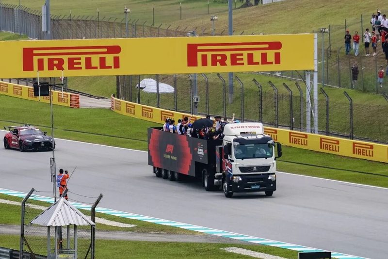 中国重汽携三款车型闪耀马来西亚F1赛道