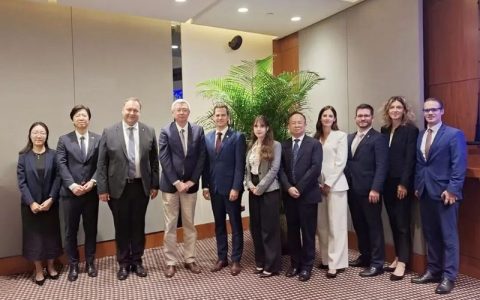 匈牙利代表团与亿纬锂能董事长刘金成会谈，协同推进匈牙利基地高质量建设