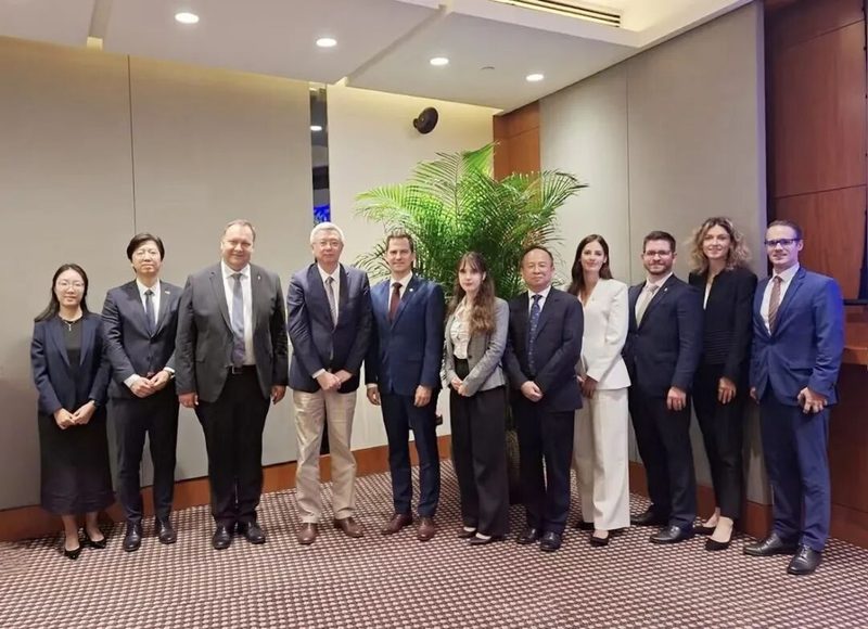 匈牙利代表团与亿纬锂能董事长刘金成会谈,协同推进匈牙利基地高质量建设